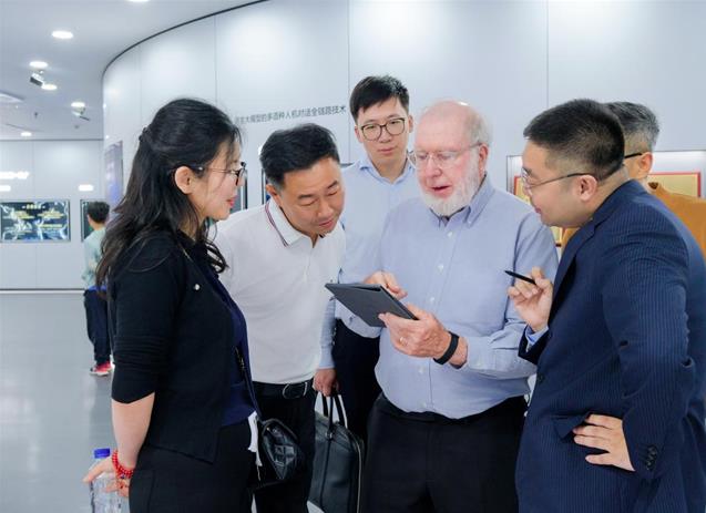 “硅谷精神之父”凱文凱利到訪思必馳，智慧辦公產(chǎn)品成AI應(yīng)用新亮點